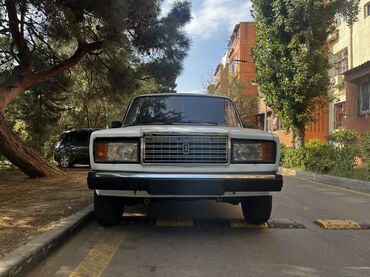 VAZ-2107 modeli ağ rəngdə təqdim olunur. Bu dördqapılı sedan gündəlik