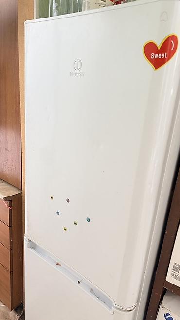 Бытовая техника: Холодильник Indesit, двухкамерный, белый. 5000сом Забрать с — 5