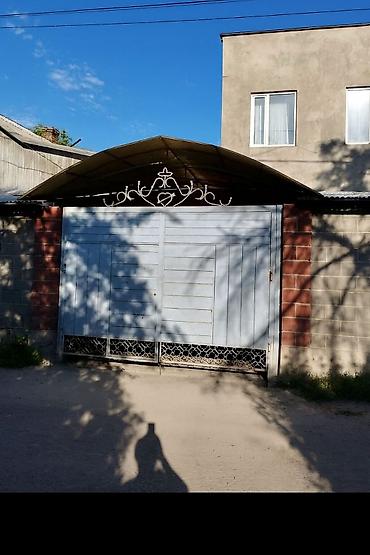 двор: Продаю двухэтажный дом, (полдома, но с отдельными воротами и двором) — 2