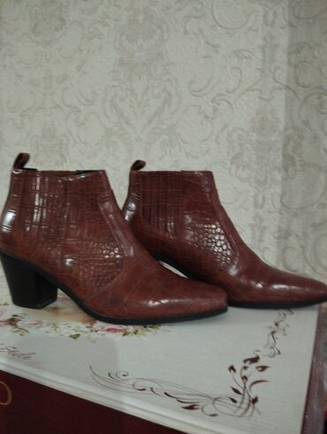 черные замшевые ботильоны: Женские ботильоны из коричневой кожи с тиснением под крокодила. -