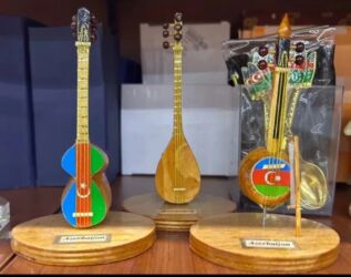 Gitaralar: Milli musiqi alətləri suveniri satılır. Tar,Saz,Kaman.Taxta