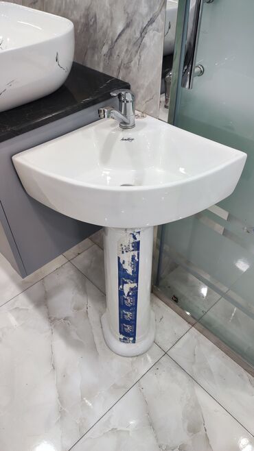 Moydadırlar: Ağ rəngdə künc əl yuyan, hər hansı bir hamam otağına uyğun dizayna