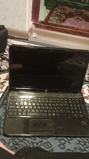 hp 530: HP brendinin qara rəngli noutbuku. Bu model geniş klaviatura və