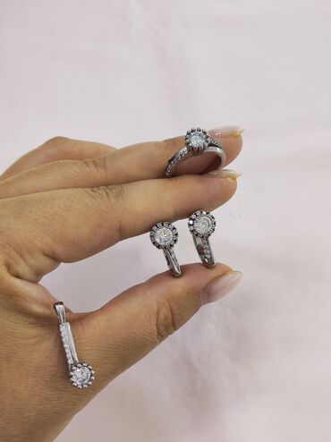 серьги и кольцо из серебра комплект: Серебряный Комплект классика Серебро 925 пробы Цена 3600 сом Есть