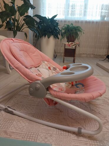 электронный бешик: Электронные детские качели-шезлонг. - Мягкое розово-белое сиденье с