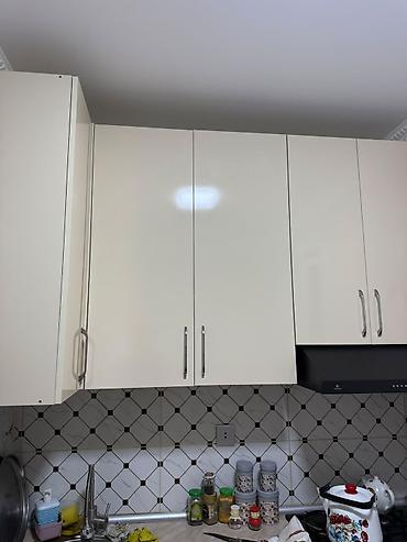 moyka skafi: Bej Parlaq laminat mətbəx mebeli Üst dolablar: 5 qapılı modul — 3
