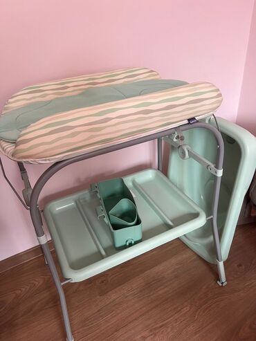 столик с ванночкой: Продается пеленальный столик с ванночкой в комплекте от фирмы Chicco