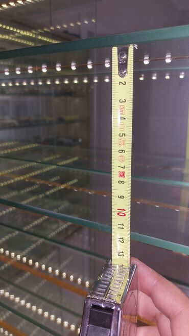 Stend vitrinləri: Şüşə qapıları olan vitrin, model avtomobillər kolleksiyasını səliqəli — 6