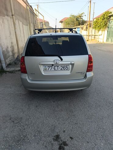 Автомобильные масла: Toyota Corolla gümüşü rəng, universal kuzov. Xüsusiyyətlər: - 5 qapı