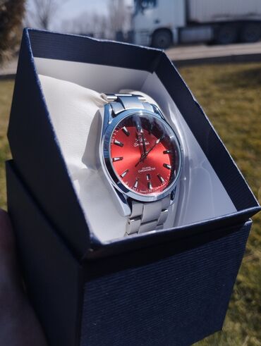 Наручные часы: Кварцевые часы хорошего качества от бренда Omega.С металлическим