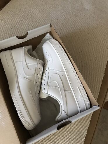 muske cizme za sneg: Prodajem muske patike Nike Air Force 1 ‘07 skroz bele ( all white )