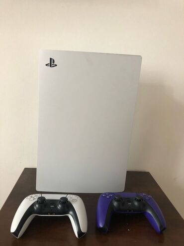 PS5 (Sony PlayStation 5): Продаю PS5 с 2 джойстикам Состояние отличное, не вскрывали играли