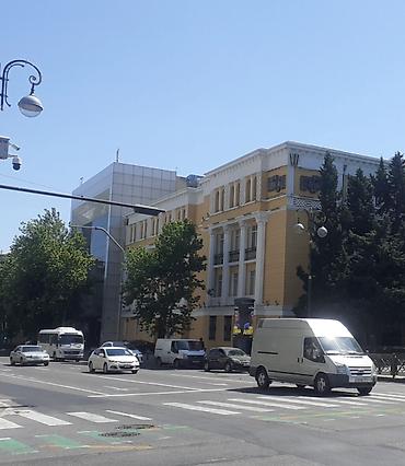 xalqlar dostluğu ev: Mərkəzi bank.28 Moll, Milli Konservatoriyanın yanindaki 7 mərtəbəli — 1