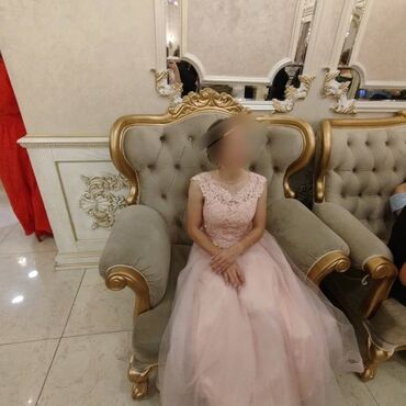 вечернее свадебное платье: Вечернее платье нежно-розового цвета с кружевным верхом. Платье имеет