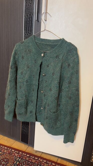 uzun jaketlər: Yumşaq toxumalı yaşıl kardiqan - Rəng: zoğalı-yaşıl tonlarda, tünd