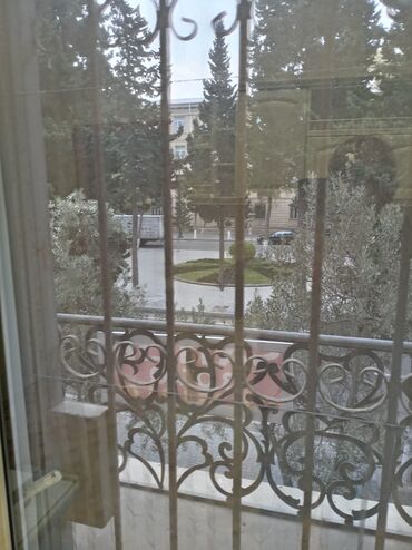 Köhnə tikili: 1 - məhəllə 4/2 - mərtəbəsində 3 otaqlı yol qrağı kombisi var polı — 16