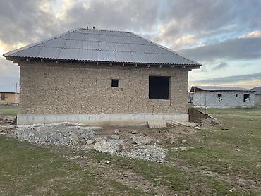 act building: Продаётся дом-«коробка» из самана на участке. Характеристики: - — 2