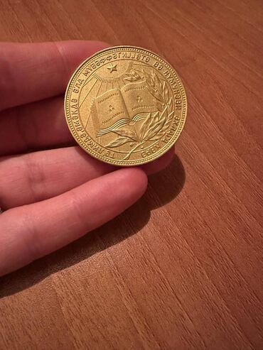 айгюн меджидова 3 класс: 1990 -cı il, diametri -40 mm tərkibi - tompak üstə çəkilmə - qızıl