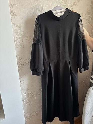 Qadın geyimləri: Qara rəngdə zərif qadın donu - Model: midi uzunluqda, yüngül A-kəsim — 2