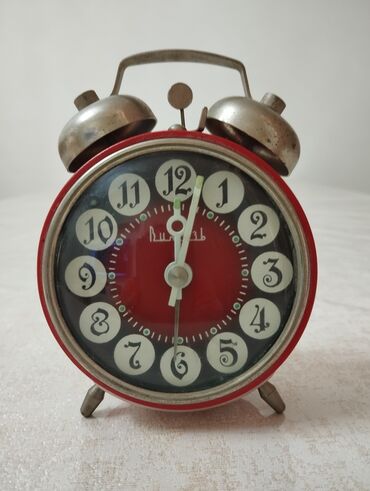 Əntiq saatlar: Saat antikvar heç işlənməyib altındakı ağ acılmayıb budilnikli