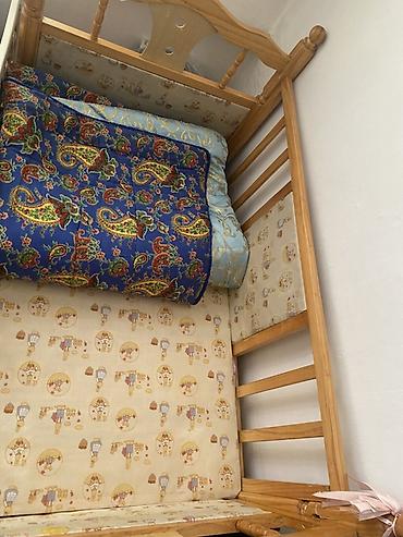 чехии: Детская деревянная кроватка с бортиками и матрасом. - Материал — 1