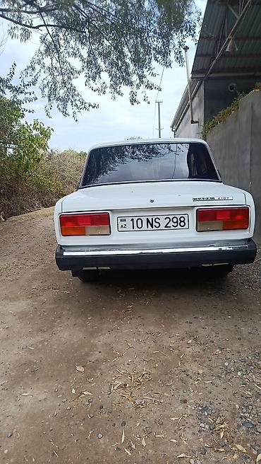 автомобил: LADA 2107 sedan təqdim olunur. Avtomobil klassik kvadrat kuzov — 3