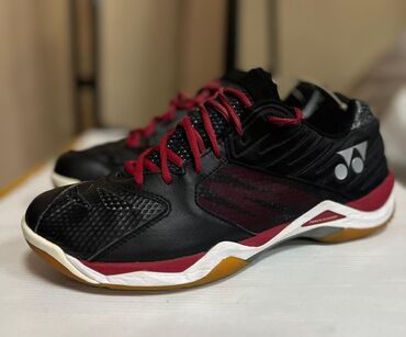 Кроссовки и спортивная обувь: В продаде кроссовки для зала. секонд хенд Сокулук. состояние нового — 18