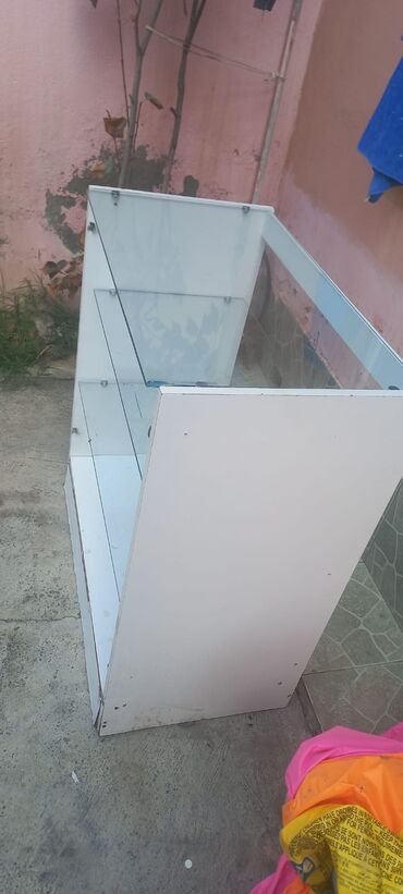 taxta rəf: Şüşə vitrin stendi - Material: ön və yan panellər şüşə, karkas ağ