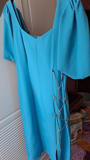 versage sep: Mavi rəngli zərif qadın donu - Model: qısa qol, kvadrat dekolte, dizə — 3