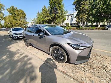 электромобиль компактный: Toyota bZ3: 2024 г., Электромобиль, Седан — 3