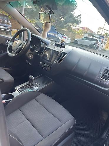 ford transit oluxanasi: Kia Cerato (ağ rəng, sedan) - Xarici görünüş: ağ kuzov, qara — 10