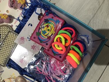 Saç aksesuarları: Uşaqlar üçün nəzərdə tutulmuş müxtəlif saç aksesuarları dəsti. Dəstə — 9