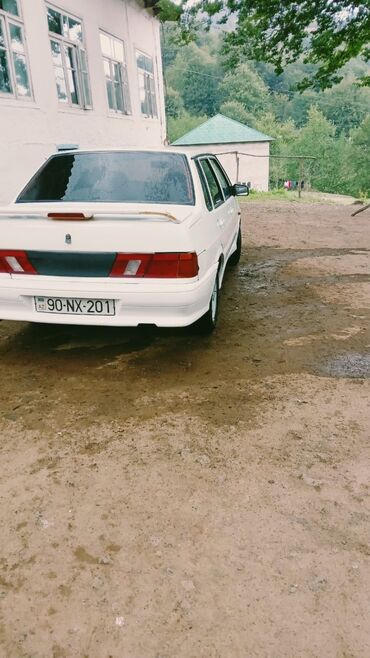 VAZ (LADA): Bu, dörd qapılı, ağ rəngli Lada Samara sedanıdır. Avtomobil yığcam — 3