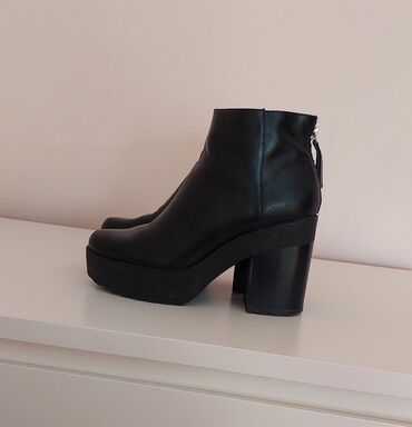 opposite zenske gleznjace: Ankle boots, Bershka, 38