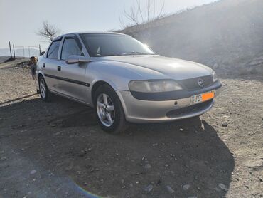 Opel: Opel Vectra sedan - Kuzov: 4 qapılı sedan, gümüşü rəng - Mühərrik — 3