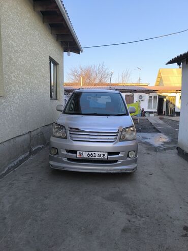 Toyota: Toyota Noah: 2004 г., 2 л, Автомат, Бензин, Минивэн