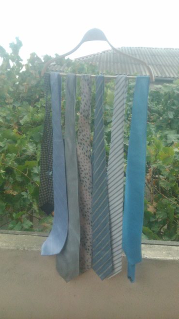 Qalstuklar: Kişi üçün qalstuklar satılır.Heç bir problemi yoxdu.100 %. Qiymeti — 4