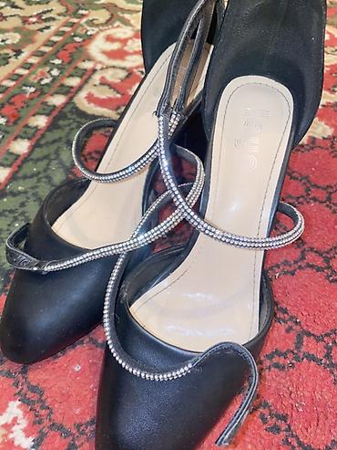 foot patch: Туфли-лодочки на каблуке с декором - Бренд: Inaya (логотип на — 2