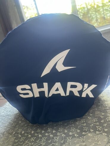 Shark markalı, tünd boz rəngdə motosiklet dəbilqəsi. Dəbilqənin