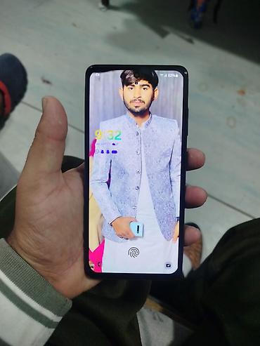 samsung s10 сколько стоит: Смартфон с экраном около с отверстием под фронтальную камеру по — 3