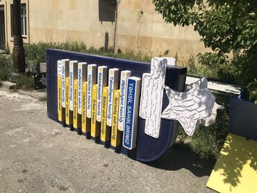 bərbər reklam: Kurs və ya başqa sahələr üçün hazır reklam paneli üstündəki qutular