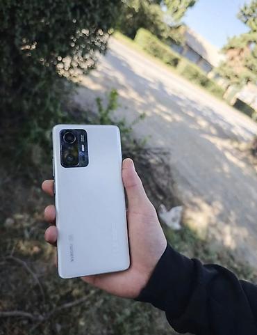 Мобильные телефоны: Смартфон Xiaomi (серия Mi/11T по дизайну) в серебристом цвете — 1