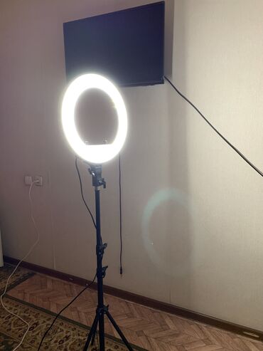 Аксессуары для фото и видео: Продается большая кольцевая лампа в хорошем состоянии