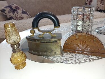 Ostali predmeti za kolekcionarstvo: Starinska pegla, kao kućni dekor cena 2000 din a kristalani fenjer ići