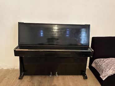 купить пианино бу: Upright pianino – klassik qara rəngli, parlaq lak örtüklü korpus. - — 2