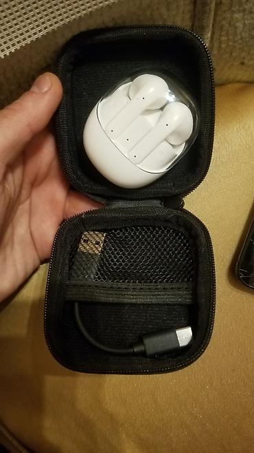 bluetooth qulaqciq: Simsiz stereo qulaqlıqlar – ağ rəngdə, şəffaf qapaqlı kompakt şarj — 2