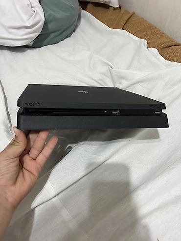 ps4 2 tb: - Model: PS4 Slim (qaranlıq qara rəng), səssiz və enerjiyə qənaətcil — 1