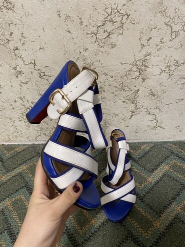 Туфли: Продаю винтажные женские туфли 👠 
Все по 300 сом
Все 38 размера — 8