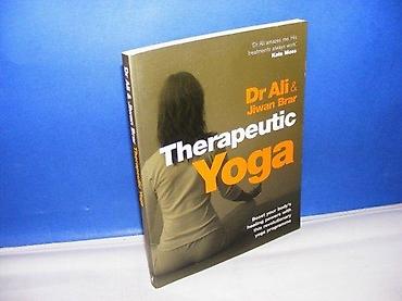 gitare za decu: THERAPEUTIC YOGA dr AliJiwan Brar 24,5 cm mek povez stanje odlično — 1