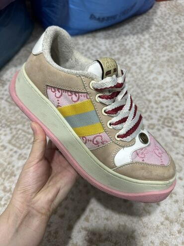 токио красовки: Кроссовки Gucci - Модель в ретро‑стиле с контрастной подошвой - Верх